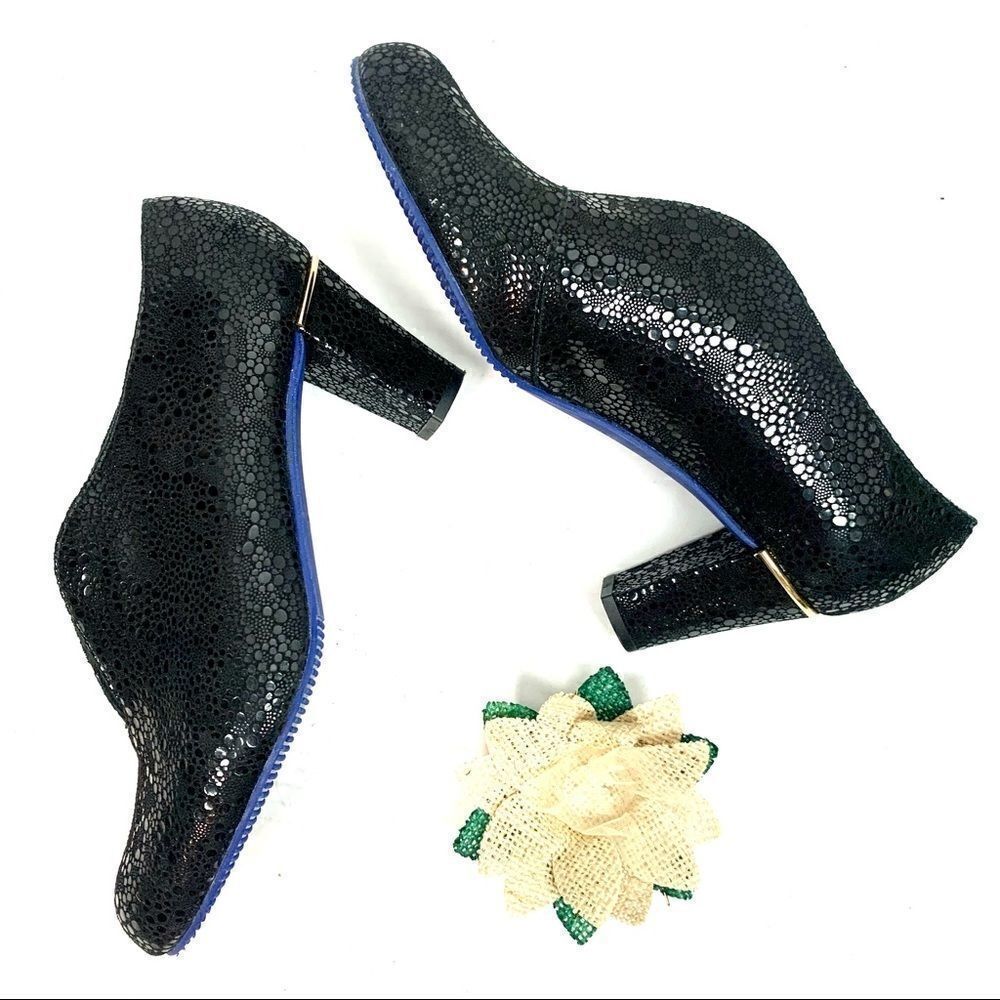 5028 Artisan Crafted Black Sparkle Textured Cut Out Ankle Bootie 6.5